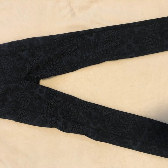 Lululemon Leggings speed up 28" - Picture 2 of 3